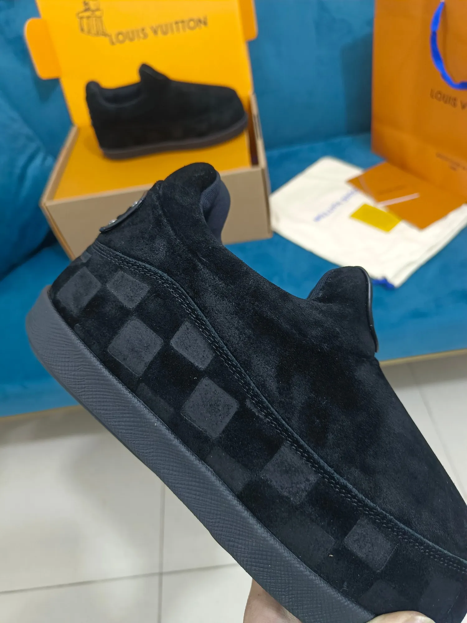👟👟Ex-factory price 640👟👟 LV YETI slip-on shoes, based on suede cow leather, partially embossed with Nigo's reinterpretation of LV Damier pattern, cleverly echoing the Chinese tradition of taking off shoes when entering the house, and the "small feet" aesthetic is integrated into Chinese street genes. The palm-printed rubber outsole hides the LV letters and Monogram flowers. The exquisite craftsmanship made in Italy shows the brand's heritage in a comfortable slip-on style. The reservation mode adds a unique style, it is traditional and trendy, and it is suitable for couples aged 35-45.